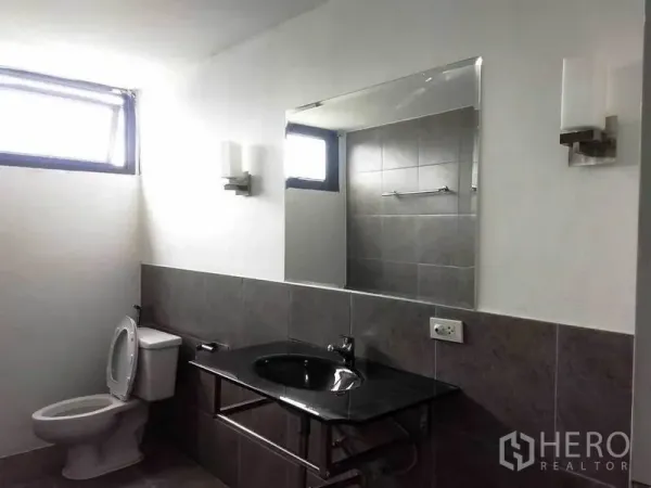 คอนโด ให้เช่าในWatthana, Bangkok - ห้องน้ำโทนเทา มีเคาน์เตอร์หินสีดำ อ่างล้างหน้า กระจกบานใหญ่ และช่องแสง