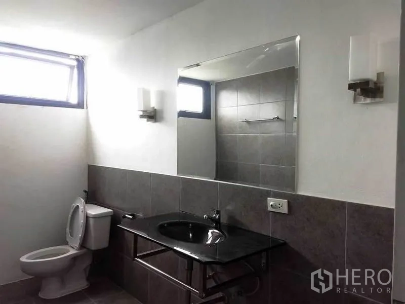 คอนโด ให้เช่าในWatthana, Bangkok - ห้องน้ำโทนเทา มีเคาน์เตอร์หินสีดำ อ่างล้างหน้า กระจกบานใหญ่ และช่องแสง