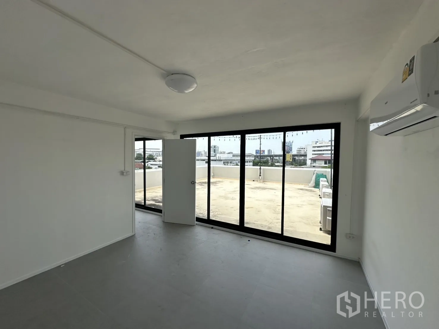 带办公室的家 出租或出售在Bang Na, Bangkok - 房间连通宽阔屋顶露台与城市景观