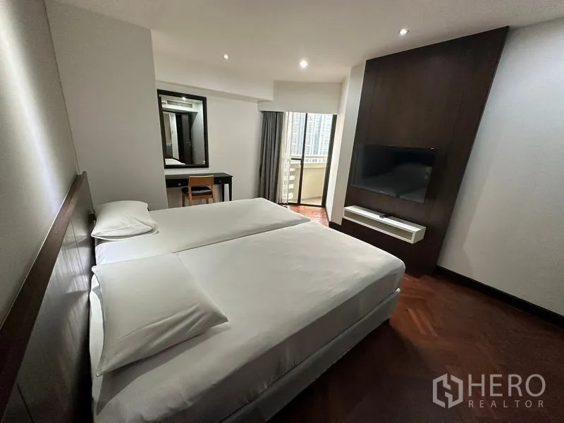 คอนโด ให้เช่าในWatthana, Bangkok - ห้องนอนพร้อมผนังทีวี โต๊ะเขียนหนังสือ และประตูกระจกออกระเบียง