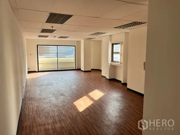 办公空间 出租在Pathum Wan, Bangkok - 采光充足的开放式办公室，木纹地板、吊顶灯具，落地推拉门通向阳台。