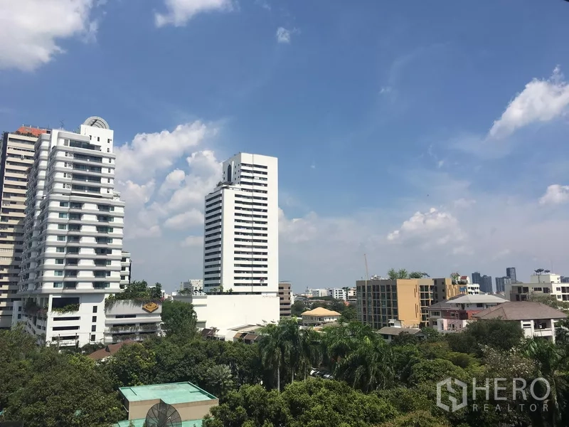 คอนโด ให้เช่าในWatthana, Bangkok - วิวสกายไลน์เอกมัย ตึกสูงสมัยใหม่และท้องฟ้าสดใส