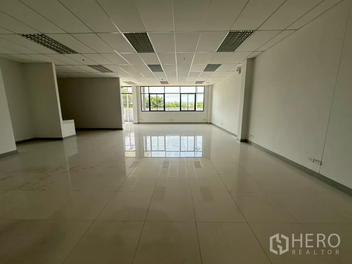 Warehouse for rent in Bang Phli, Samut Prakan - Corner office area with partition wall and panoramic glazing.
