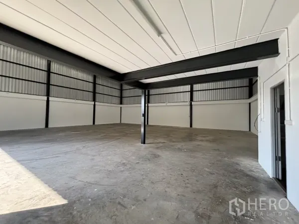 คลังสินค้า ให้เช่าในLat Krabang, Bangkok - ชั้นลอยกว้าง เพดานฉนวนสีขาว คานเหล็กสีดำ