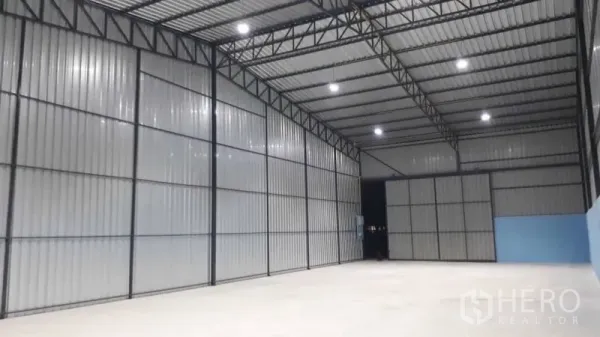 คลังสินค้า ให้เช่าในPak Kret, Nonthaburi - ภายในโกดังโล่ง เพดานสูง โครงเหล็ก แข็งแรง ไฟ LED สว่าง และพื้นคอนกรีตเรียบ