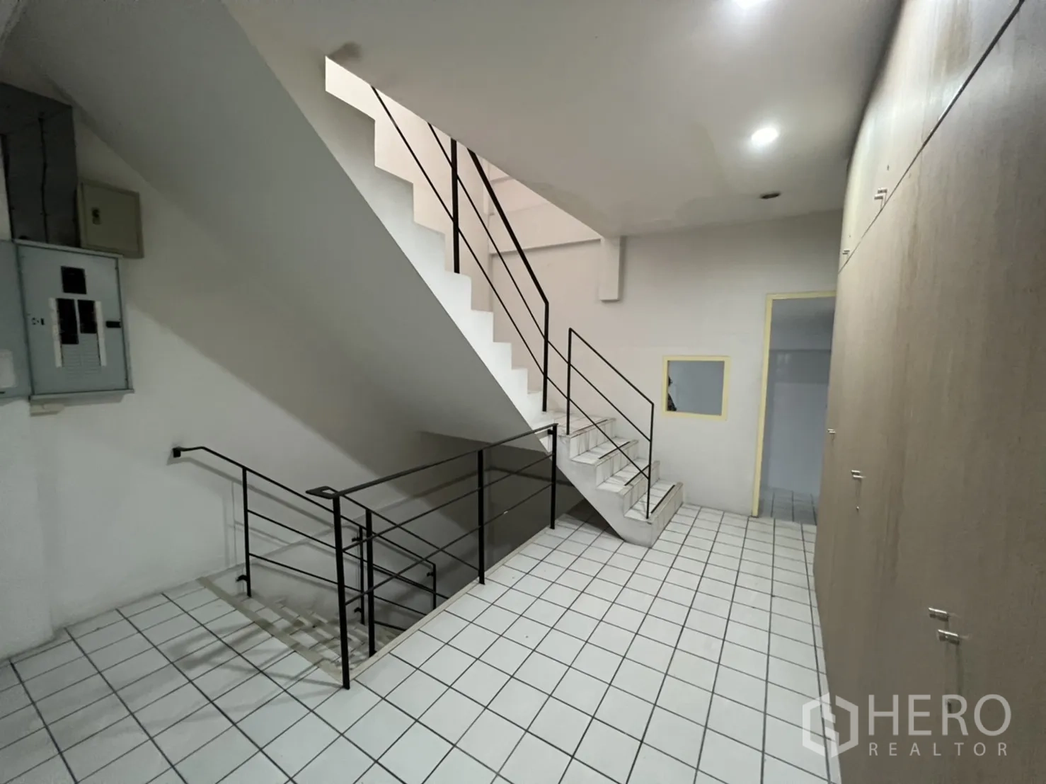 店屋 出租或出售在Watthana, Bangkok - 楼梯平台，白色地砖和整面储物柜