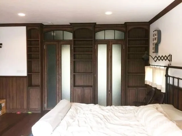 ทาวน์เฮาส์ ขายในSuan Luang, Bangkok - ผนังตู้เสื้อผ้าไม้ทรงโค้งพร้อมประตูกระจกฝ้าในห้องนอนใหญ่
