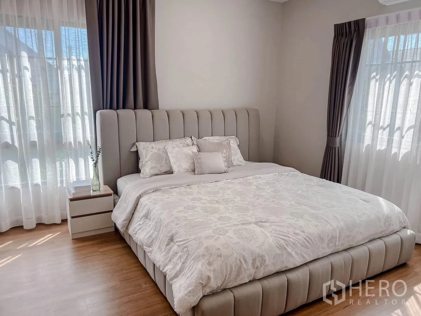 独栋房屋 for rent in Bang Phli, Samut Prakan - 主卧明亮，配大床、两侧窗户与纱帘及床头柜。