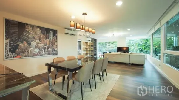 คอนโด ให้เช่าในKhlong San, Bangkok - ห้องนั่งเล่นและรับประทานอาหารแบบเปิด พื้นไม้ หน้าต่างบานใหญ่ และโคมไฟสไตล์โมเดิร์น