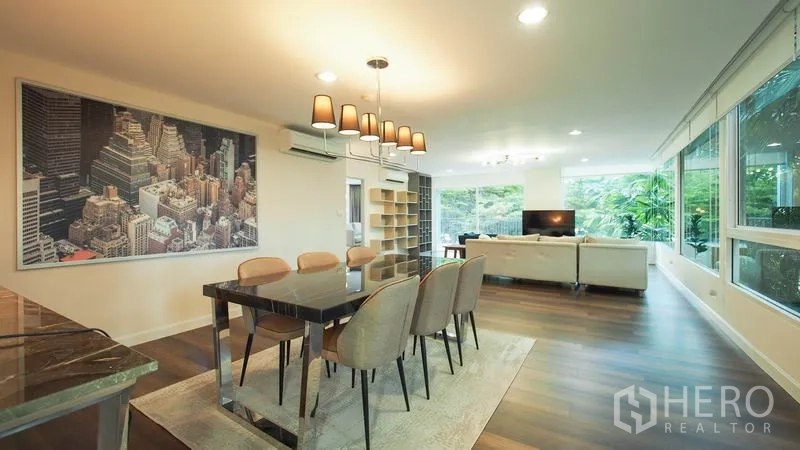 คอนโด ให้เช่าในKhlong San, Bangkok - ห้องนั่งเล่นและรับประทานอาหารแบบเปิด พื้นไม้ หน้าต่างบานใหญ่ และโคมไฟสไตล์โมเดิร์น
