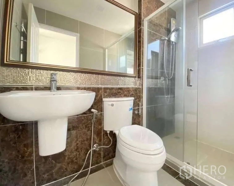 บ้าน ขายในBang Khen, Bangkok - ห้องน้ำสไตล์โมเดิร์น มีกั้นอาบน้ำกระจก อ่างล้างหน้า โถสุขภัณฑ์ และกระจกบานใหญ่