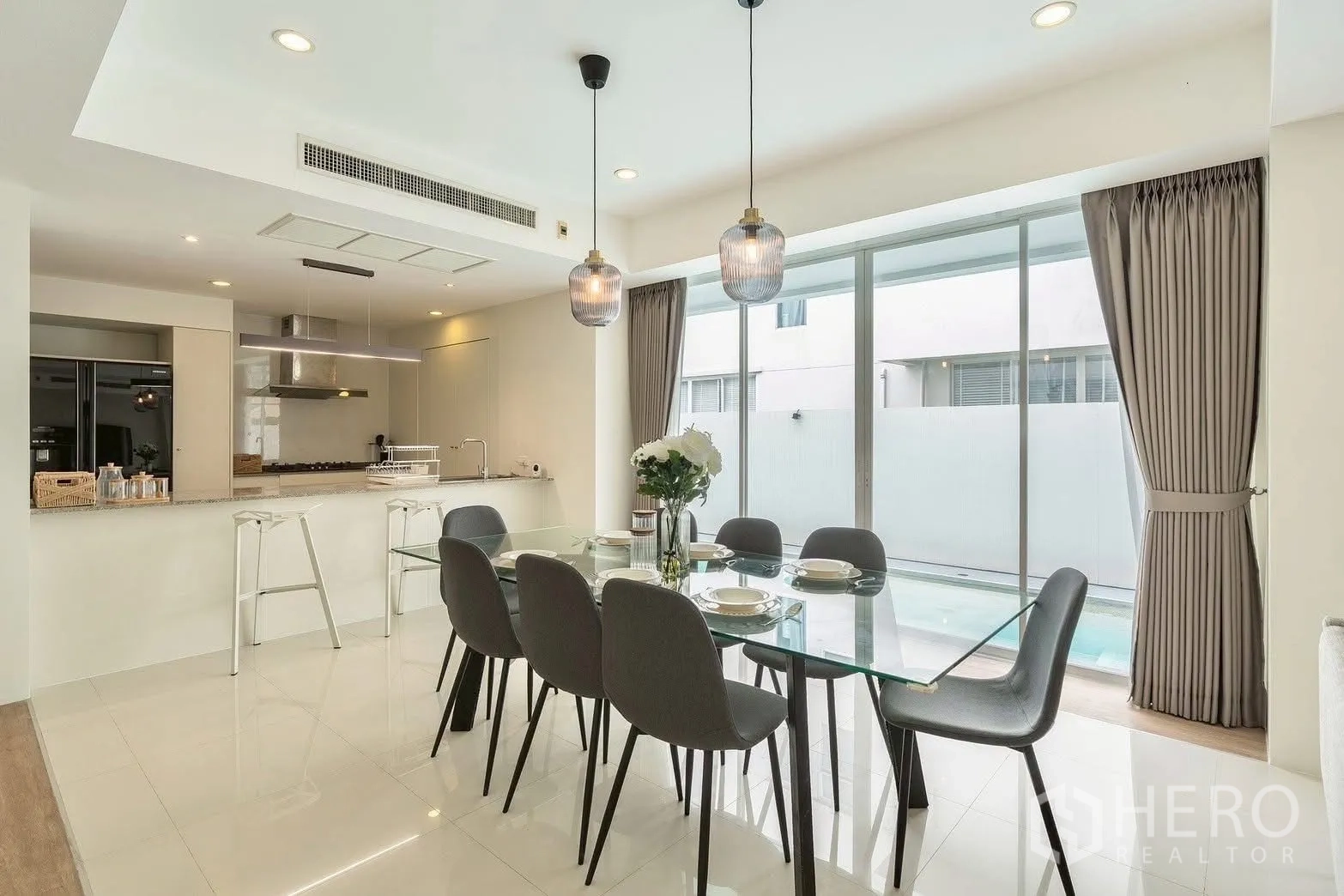 独栋房屋 for rent in Saphan Sung, Bangkok - 餐区玻璃餐桌六人位，邻近厨房岛台。