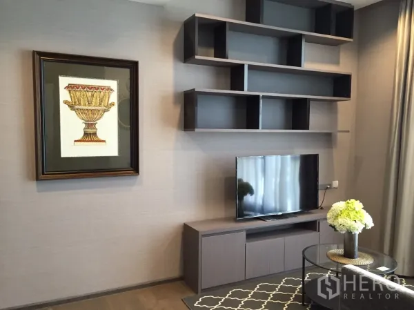 公寓 出租在Bang Rak, Bangkok - 现代客厅，悬浮层架、电视柜与玻璃茶几。