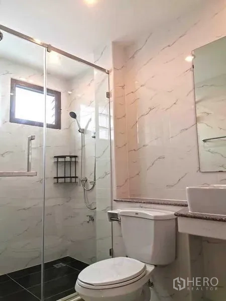 บ้าน ให้เช่าในBang Rak, Bangkok - ห้องน้ำพร้อมตู้ชาวเวอร์กระจก โถสุขภัณฑ์ และกระเบื้องลายหินอ่อนสไตล์โมเดิร์น