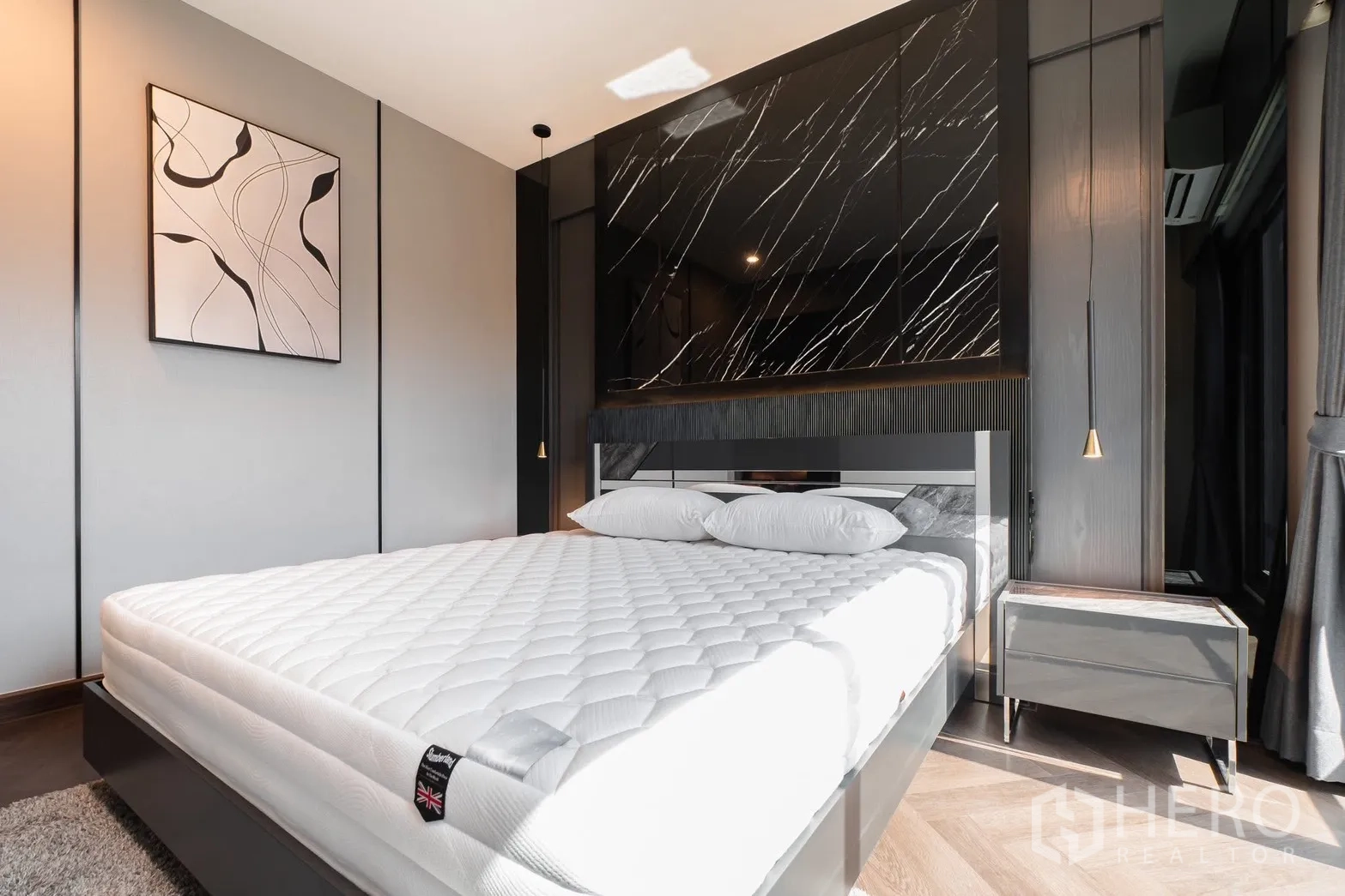 บ้าน ให้เช่าหรือขายในPrawet, Bangkok - อีกมุมของห้องนอนใหญ่ โชว์ผนังตกแต่งและโต๊ะข้างเตียง