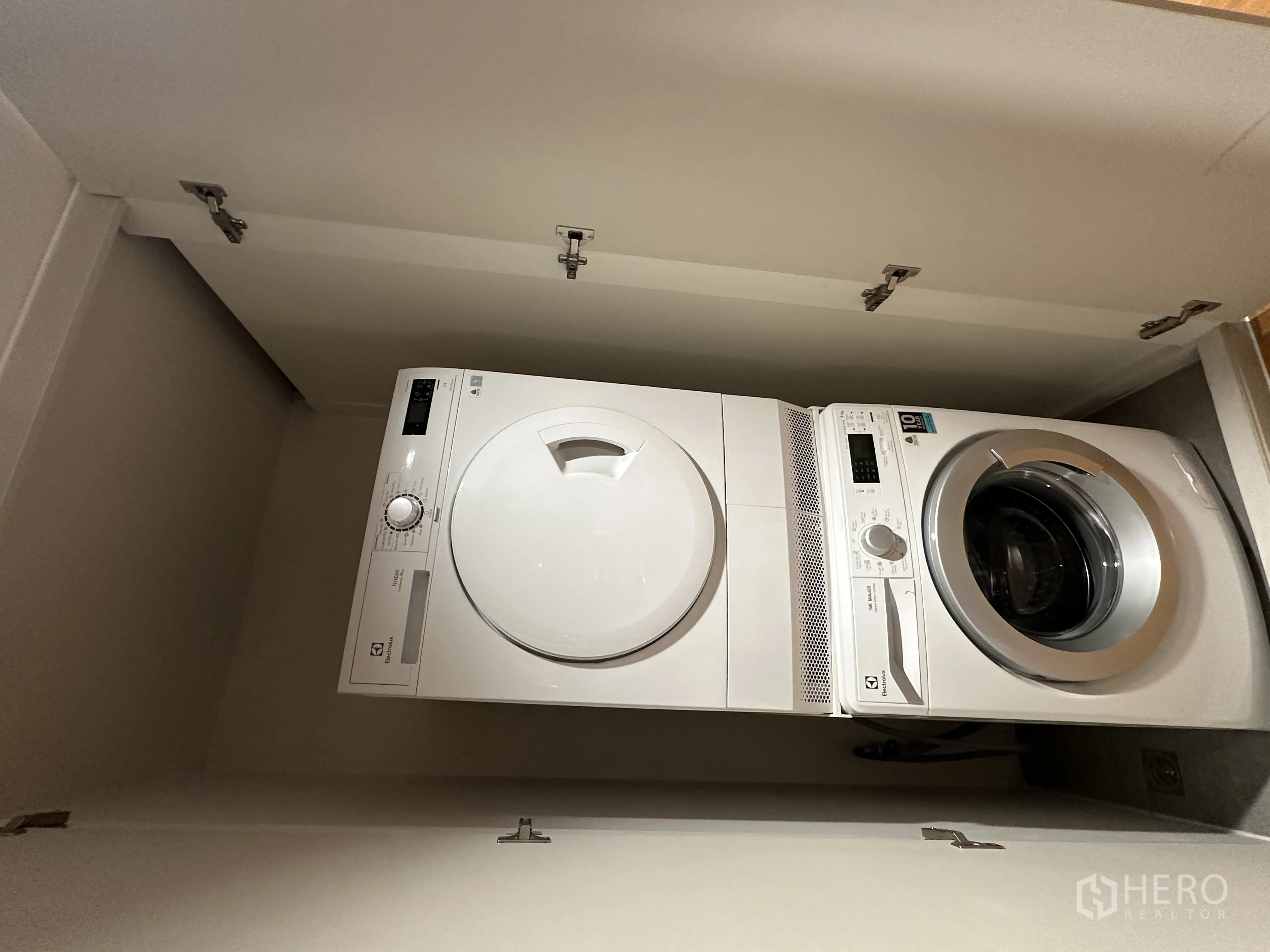 คอนโด for rent in Khlong Toei, Bangkok - ตู้ซักอบผ้าในห้องแบบฝาหน้าภายในตู้บิลต์อิน