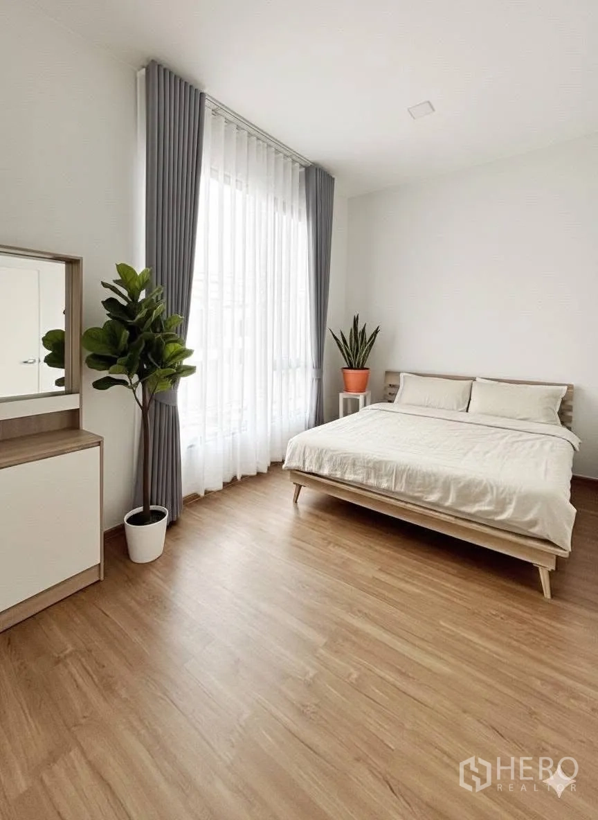 联排别墅 for rent in Bang Phli, Samut Prakan - 采光充足卧室，双人床，木地板，纱帘与绿植