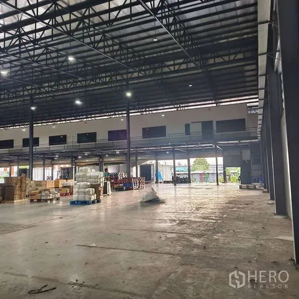 คลังสินค้า ให้เช่าในSamut Prakan - ภายในโกดังโปร่งสูง โครงหลังคาเหล็ก พร้อมชั้นลอยและช่องหน้าต่างสำนักงาน