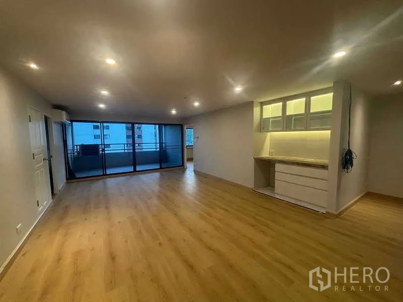 คอนโด ขาย - โถงนั่งเล่นแบบโอเพ่นเชื่อมสู่ระเบียงใหญ่ผ่านประตูกระจกบานเลื่อน