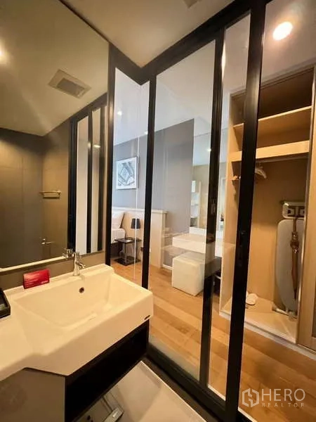 คอนโด ให้เช่า - ห้องน้ำสไตล์โมเดิร์น พร้อมห้องอาบน้ำกระจก กระจกบานใหญ่ และอ่างล้างหน้า