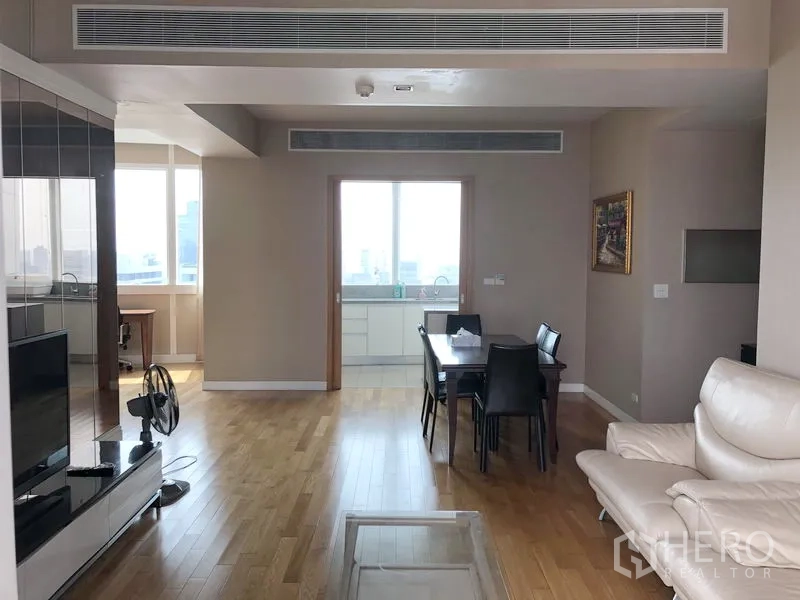 คอนโด ให้เช่าในKhlong Toei, Bangkok - โถงรับแขกเชื่อมโต๊ะทานอาหาร เห็นประตูไปครัวแยกพร้อมหน้าต่างบานใหญ่