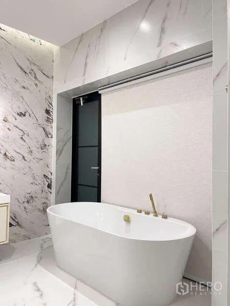 บ้าน ให้เช่าในSaphan Sung, Bangkok - ห้องน้ำสมัยใหม่ อ่างอาบน้ำแบบลอยตัว ผนังลายหินอ่อน