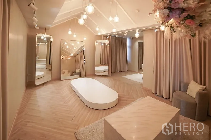 Detached House for rent in Huai Khwang, Bangkok - Spacious multi-purpose room with herringbone floor, pendant lights and an oval platform.