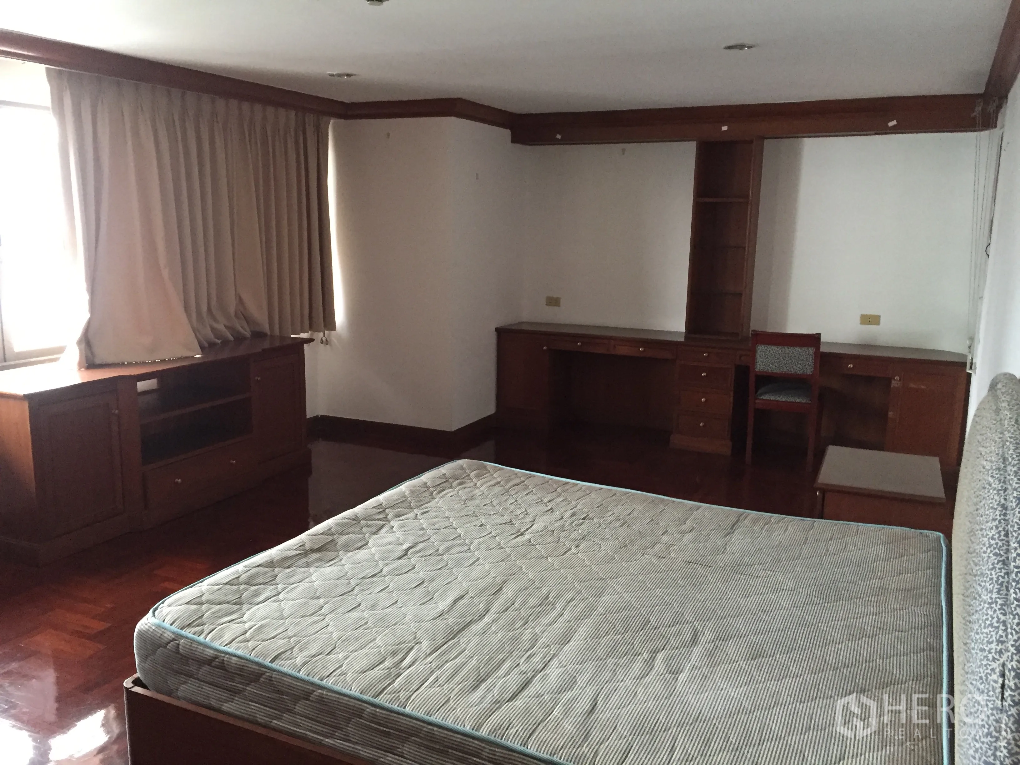 คอนโด ให้เช่าในKhlong Toei, Bangkok - ห้องนอนกว้าง พร้อมเตียง โต๊ะทำงาน ตู้บิลท์อิน และหน้าต่างมีผ้าม่าน