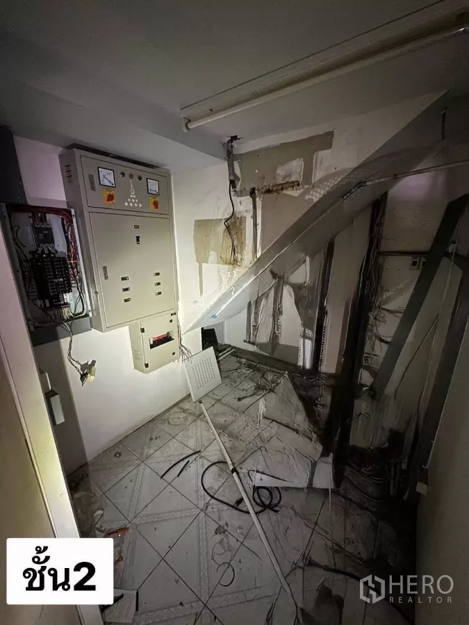 店屋 出租在Ratchathewi, Bangkok - 二楼机房，配电柜和裸露线路。