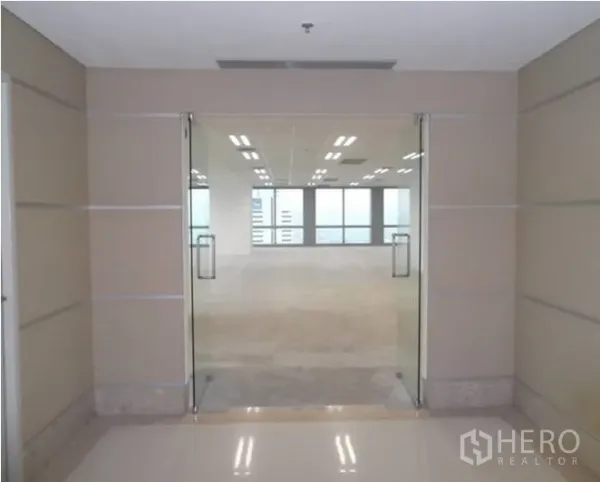 สำนักงาน ให้เช่า - ประตูกระจกบานคู่จากโถงทางเดินเข้าสู่พื้นที่สำนักงานสว่าง