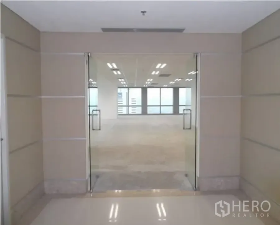 สำนักงาน ให้เช่า - ประตูกระจกบานคู่จากโถงทางเดินเข้าสู่พื้นที่สำนักงานสว่าง