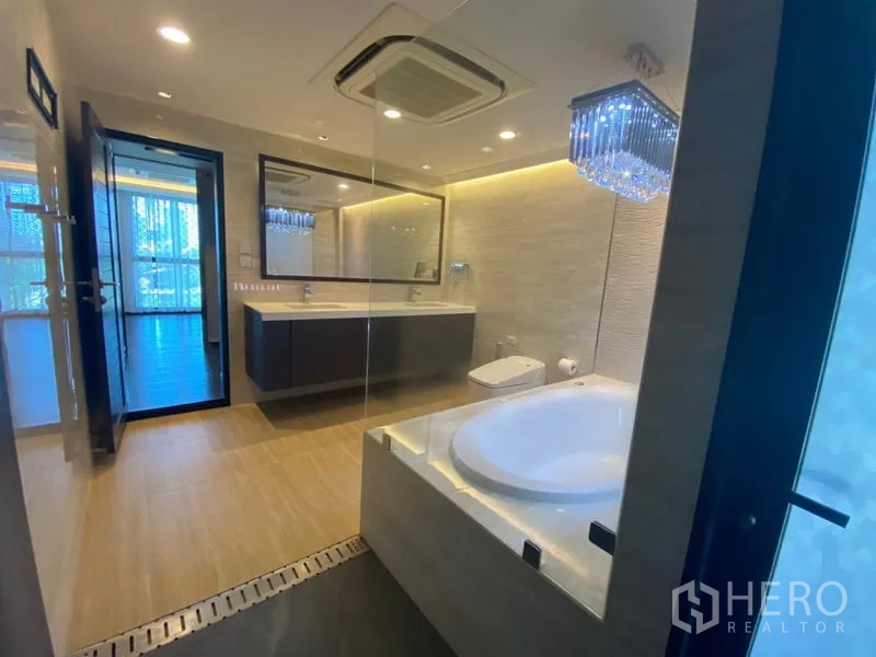 ทาวน์เฮาส์ ขายในYan Nawa, Bangkok - ห้องน้ำสไตล์โมเดิร์นกว้างขวาง พร้อมอ่างอาบน้ำทรงกลม โคมแชนเดอเลียร์ เคาน์เตอร์ลอย และผนังกระจกกั้น