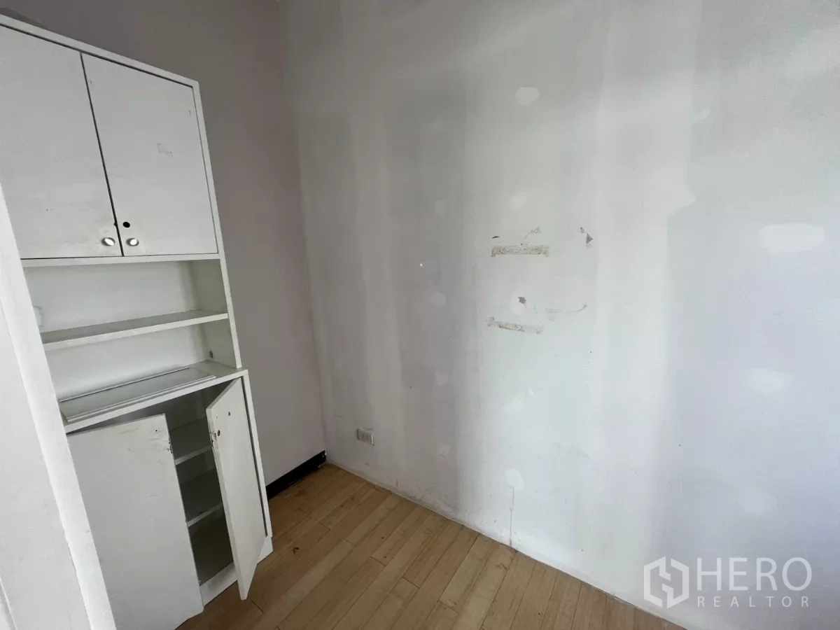 พื้นที่ขายปลีก ให้เช่า - ห้องเก็บของขนาดกะทัดรัด ตู้บิลท์อินสีขาวและชั้นวาง