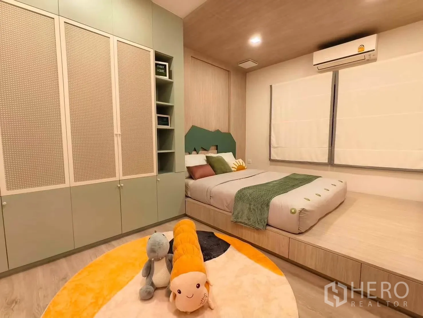 独栋房屋 for rent in Bang Phli, Samut Prakan - 儿童房设平台床、内置衣柜与玩具。