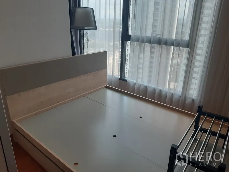 คอนโด ให้เช่าในKhlong Toei, Bangkok - ห้องนอนตกแต่งมินิมอล พร้อมหัวเตียง โคมไฟ และผ้าม่านสูง