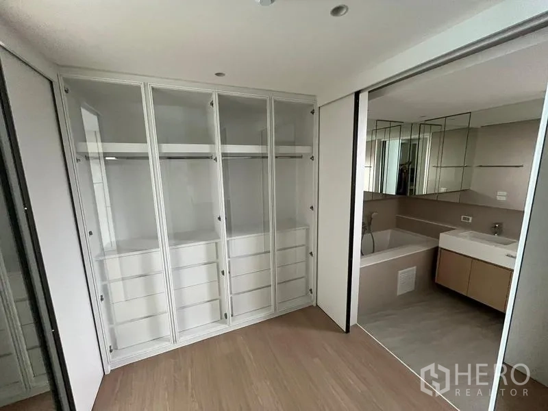 ทาวน์เฮาส์ ให้เช่าในKhlong Toei, Bangkok - ห้องแต่งตัวบานกระจกเชื่อมต่อห้องน้ำในตัวพร้อมอ่างอาบน้ำ