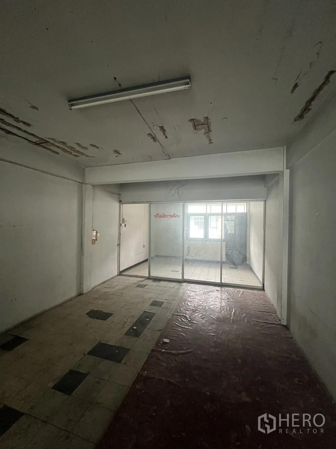 อาคารพาณิชย์ ให้เช่าในSuan Luang, Bangkok - ห้องกั้นกระจกบานเลื่อน พื้นกระเบื้องและฝ้าเพดานที่ต้องซ่อมแซม