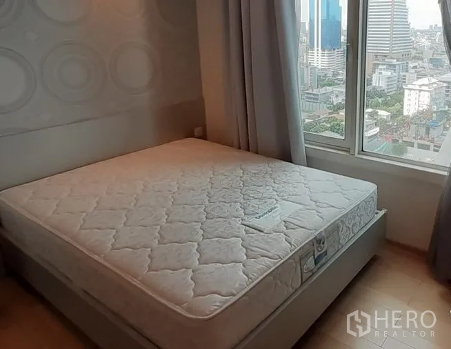 คอนโด ให้เช่าในKhlong Toei, Bangkok - ห้องนอนที่สองพร้อมหน้าต่างบานใหญ่ วิวเมือง และโทนสีอบอุ่น