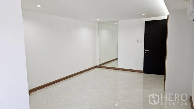 สำนักงานที่บ้าน ให้เช่าในBang Na, Bangkok - ห้องโทนขาวมินิมอล ไฟดาวน์ไลต์ กระจกบานใหญ่ และประตูสีดำ