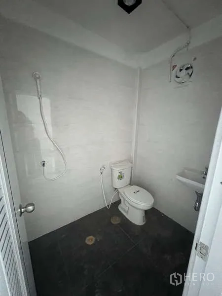 อาคารพาณิชย์ ให้เช่าในWatthana, Bangkok - ห้องน้ำอีกห้องพร้อมฝักบัว โถสุขภัณฑ์ อ่างล้างมือ และพัดลมดูดอากาศ