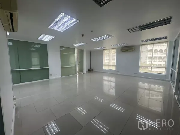 办公空间 出租在Huai Khwang, Bangkok - 主办公间，设大窗与百叶帘、格栅吊顶灯与空调。