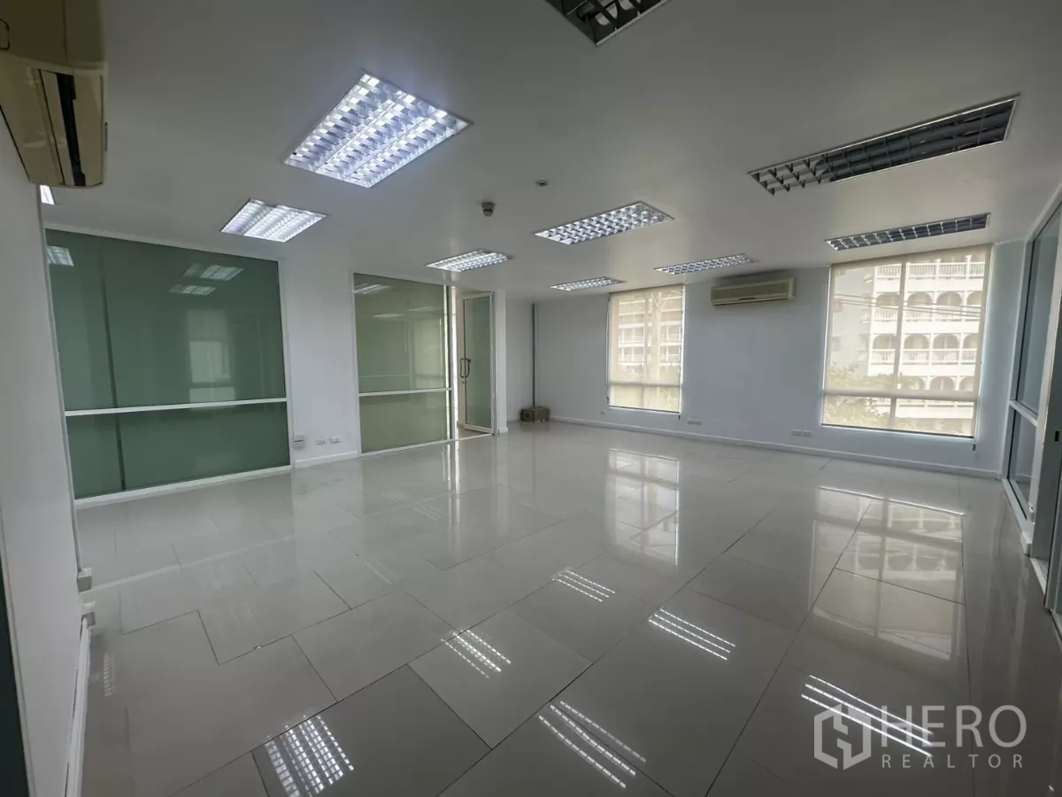 办公空间 出租在Huai Khwang, Bangkok - 主办公间，设大窗与百叶帘、格栅吊顶灯与空调。