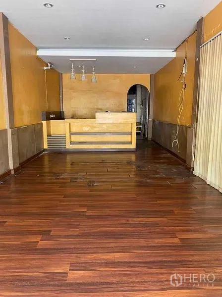 พื้นที่ขายปลีก ให้เช่าในSathon, Bangkok - โถงร้านชั้นล่าง พื้นไม้ ไฟดาวน์ไลท์ และเคาน์เตอร์ต้อนรับ