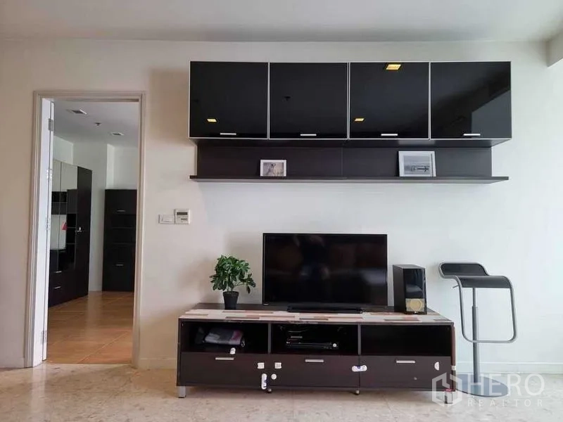 Condominium for rent in Khlong Luang, Pathum Thani - Modern media wall with black cabinets and TV unit in the condominium living area.