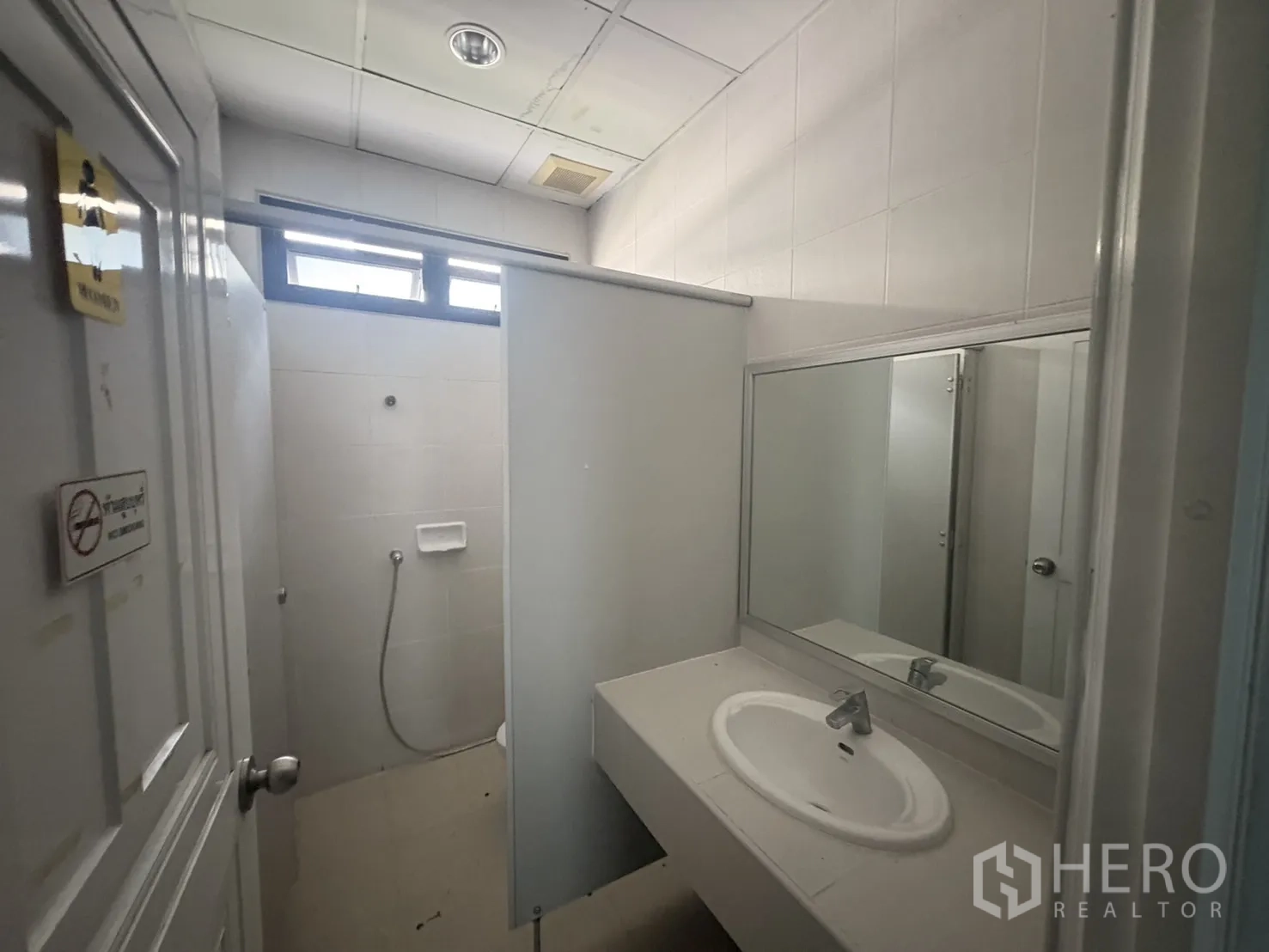 Factory for rent or sale in Samut Prakan - Large restroom with sink counter, urinals and shower stalls.
