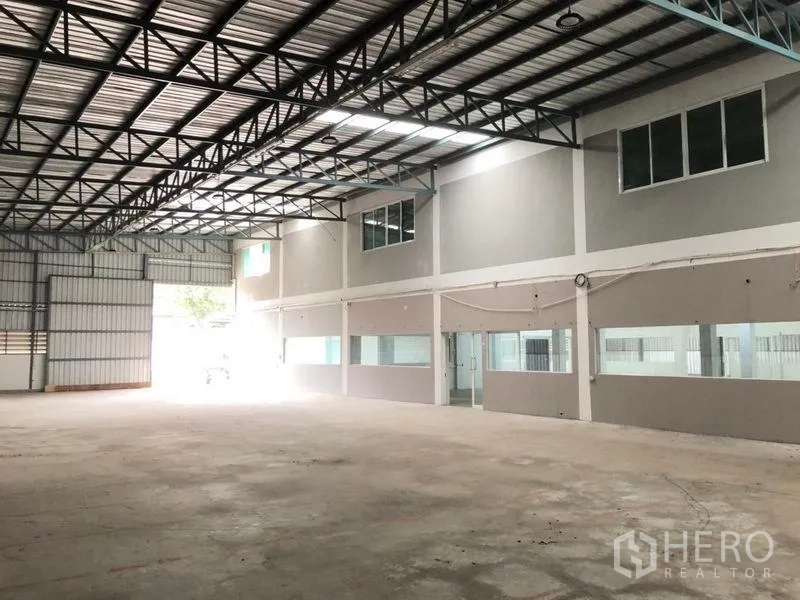 คลังสินค้า ให้เช่าในKhlong Sam Wa, Bangkok - ฮอลล์เก็บสินค้าโปร่งสว่าง คานเหล็ก ประตูม้วนขนาดใหญ่ และสำนักงานผนังกระจก