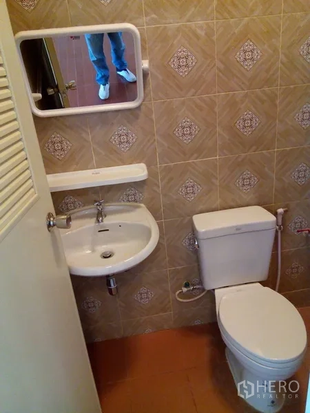 อาคารพาณิชย์ ให้เช่าในPhra Khanong, Bangkok - ห้องน้ำพร้อมอ่างล้างหน้า โถสุขภัณฑ์ และกระจกเงา ลายกระเบื้อง