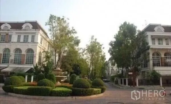 ทาวน์เฮาส์ ให้เช่าในBang Kapi, Bangkok - วงเวียนภายในโครงการร่มรื่น พุ่มไม้ตัดแต่ง น้ำพุ และทาวน์โฮมสไตล์คลาสสิก