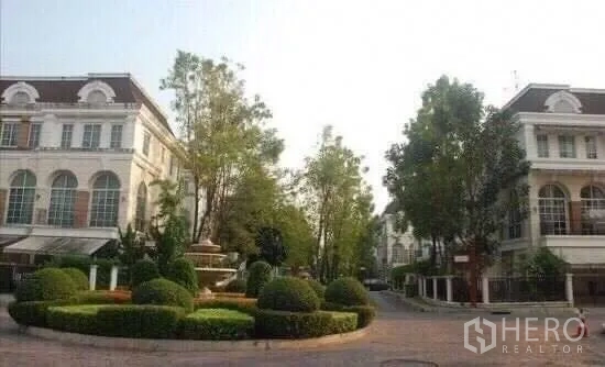 ทาวน์เฮาส์ ให้เช่าในBang Kapi, Bangkok - วงเวียนภายในโครงการร่มรื่น พุ่มไม้ตัดแต่ง น้ำพุ และทาวน์โฮมสไตล์คลาสสิก