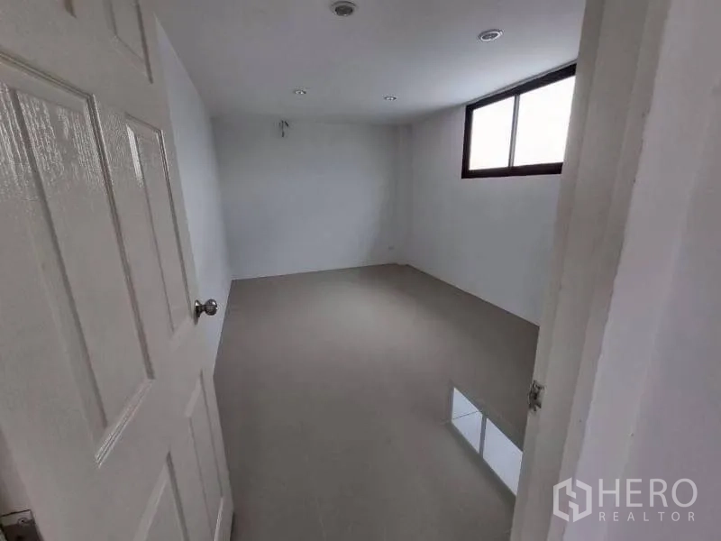 โกดัง for rent in Lam Luk Ka, Pathum Thani - ห้องออฟฟิศโล่งพร้อมไฟดาวน์ไลท์และหน้าต่าง